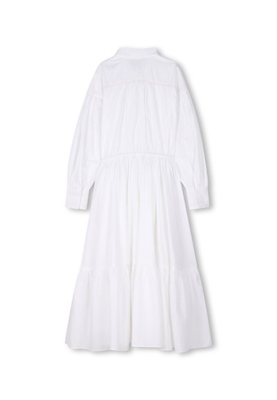 Witte katoenen jurk met lange mouwen, kraag, elastische tailleband en gelaagde ruffles aan de onderkant. Glad textuur, eenvoudig ontwerp, geen extra patronen.