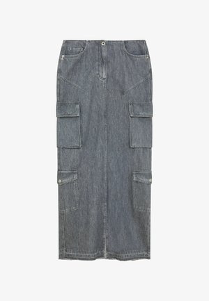 Gonna midi in denim grigia scura con silhouette dritta. Presenta due ampie tasche laterali, chiusura con zip frontale e dettagli metallici.