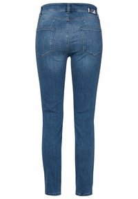 Schmale blaue Denim-Jeans, Rückansicht, mit zwei hinteren Taschen, dezenten Nähten und einer mittelhohen Taille mit einem Markenetikett.