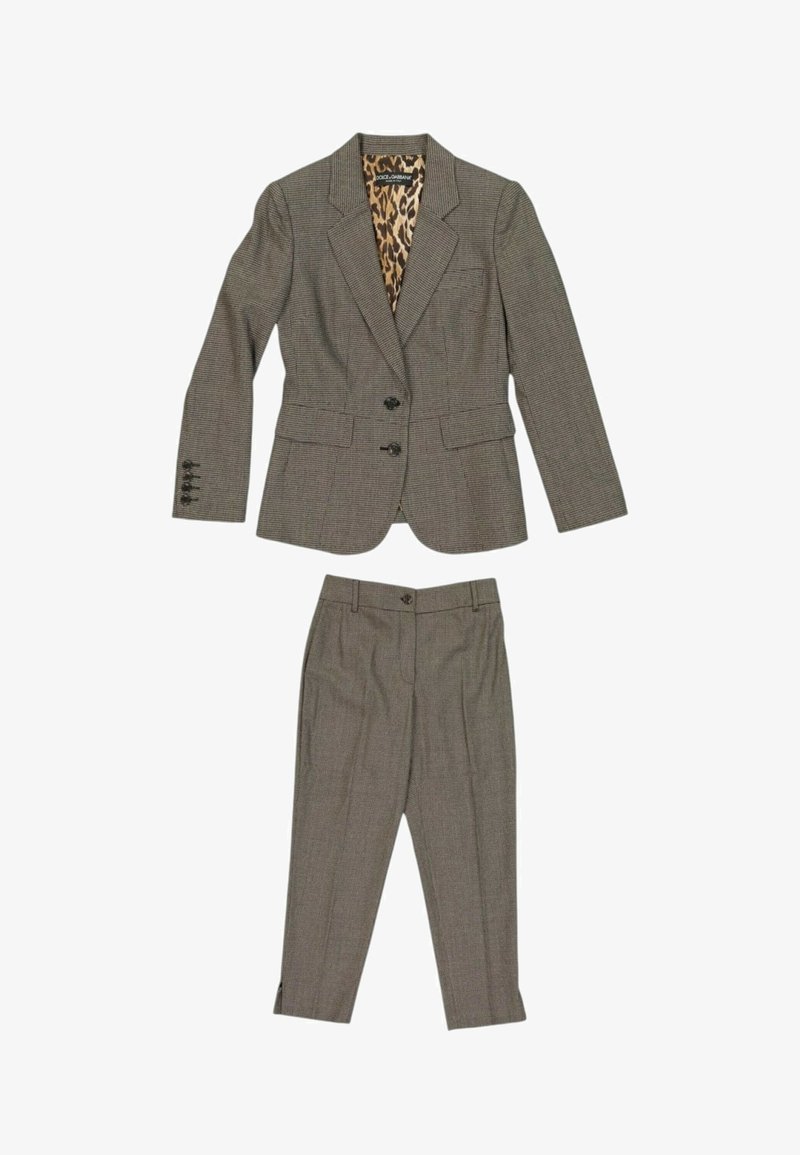 Costume pour femme gris à carreaux avec blazer doublé d’un imprimé léopard et pantalon droit assorti.