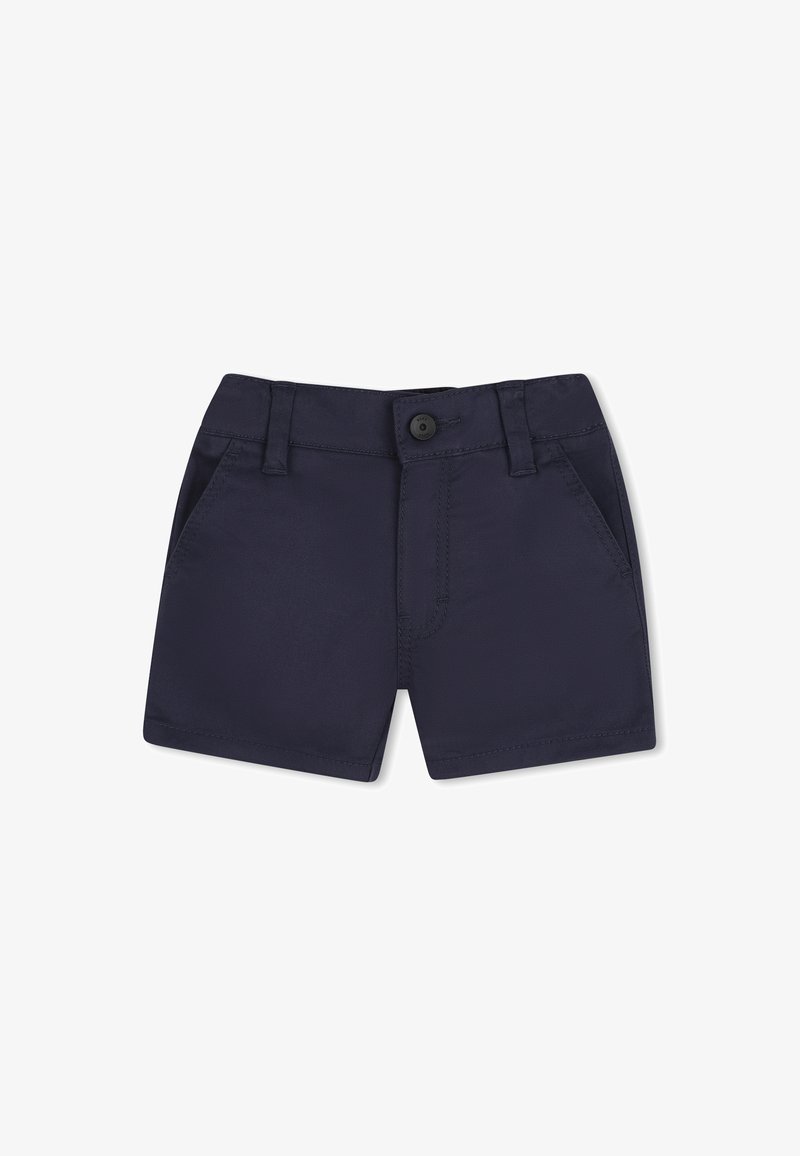 Shorts bleu marine en tissu léger, avec fermeture à bouton sur le devant, passants pour ceinture et poches latérales, sans motifs ni ornements.