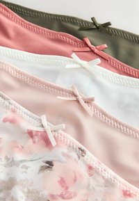 Zestaw czterech tekstylnych elementów w różnych kolorach: oliwkowa zieleń, przydymiony róż, biały oraz kwiatowy wzór. Każdy z nich ozdobiony jest delikatnymi satynowymi kokardkami i kontrastowymi przeszyciami.