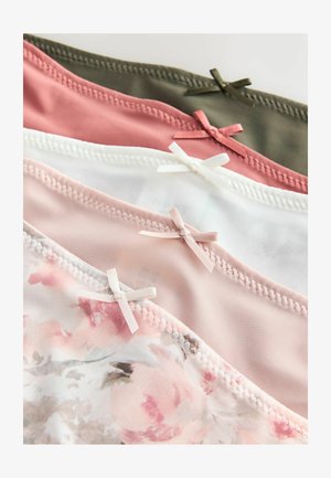 Set de patru articole textile în culori variate: verde măsliniu, roz prăfuit, alb și cu imprimeu floral. Fiecare include fundițe delicate din satin și cusături contrastante.