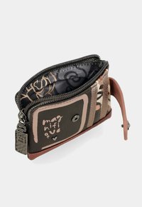 Cartera de cuero marrón y rosa con cierre de cremallera, con interior estampado, texto "magnifique" y una etiqueta decorativa de hardware.