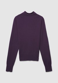 Dunkelviolefter langärmeliger Rollkragenpullover mit gerippten Bündchen und Saum, flach auf einem hellgrauen Hintergrund ausgelegt.