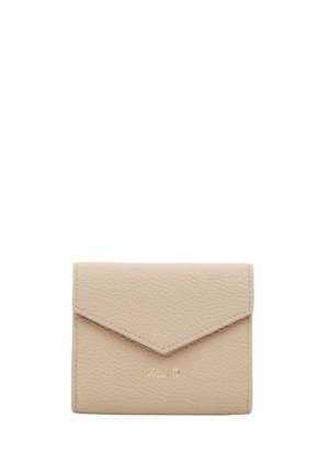 Beige Lederbörse mit strukturiertem Finish. Verfügt über einen dreieckigen Klappenverschluss und ein geprägtes Logo in Gold. Kompakte rechteckige Form.
