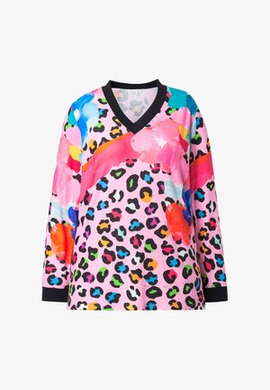Lange mouw V-hals shirt in het roze met een gekleurd luipaardprint, abstracte bloemontwerpen en zwarte manchetten. Zachte stof met levendige kleuren.