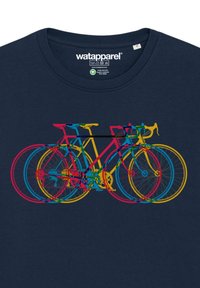 Marineblauwe t-shirt met een veelkleurige afbeelding van fiets silhouetten in roze, blauw en geel, met overlappende wielen en frames.