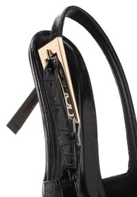 Sandal con tacco alto nero in pelle testurizzata, con un cinturino stretto e dettagli in metallo color oro. Presenta una silhouette elegante e punta affusolata.