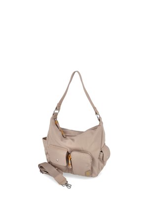 Beige schoudertas met meerdere vakken, afneembare riem, voorvakken met rits en klep, en zilverkleurige metalen accenten op een witte achtergrond.