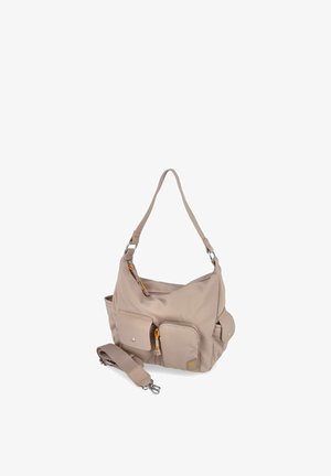 Beige Schultertasche mit mehreren Taschen, abnehmbarem Riemen, vorderen Reißverschluss- und Klappentaschen sowie silbernen Metallbeschlägen auf weißem Hintergrund.