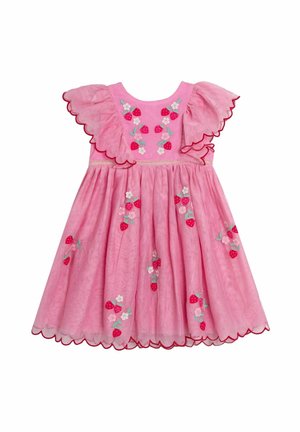 Roze jurk met doorschijnende ruffle mouwen, geborduurde aardbeien en bloemen, gegolfde zoom en geraffineerde rok voor een speelse uitstraling.