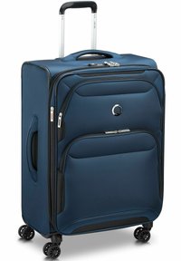 Maleta azul marino fabricada en tela texturizada, con mango retráctil, ruedas dobles y bolsillos exteriores con cremallera y herrajes en plata.