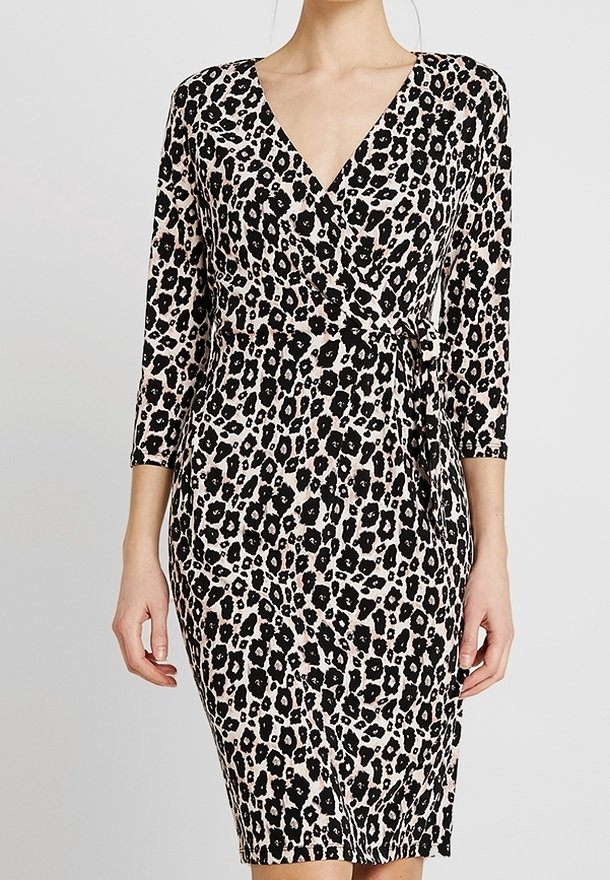 Robe imprimée léopard noir et beige avec un design cache-cœur, un col en V et des manches trois-quarts, fabriquée dans un tissu lisse. Dispose d'un détail noué.