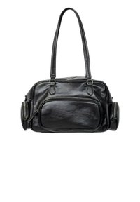 Bolso de mano de cuero negro con asas dobles, textura suave, bolsillo frontal y compartimentos laterales con cremallera. Forma rectangular con acentos metálicos.