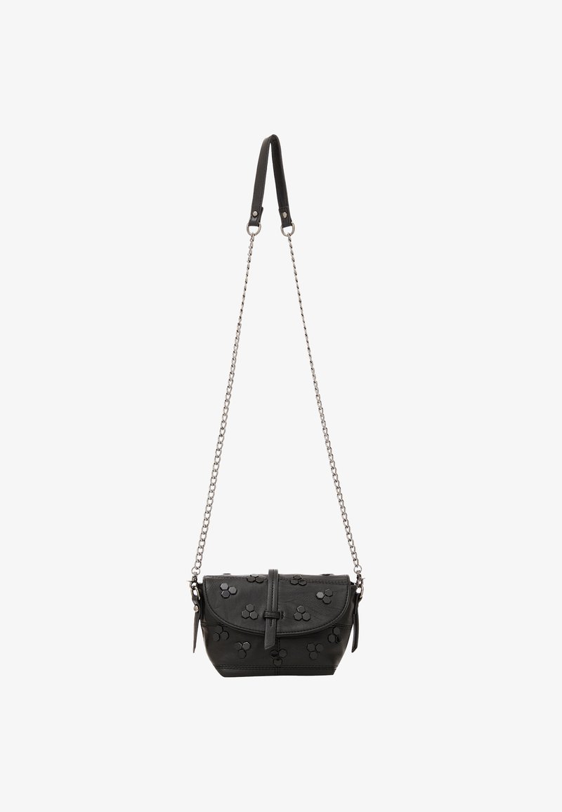 Schwarzlederne Handtasche mit Klappenverschluss, floralem Prägebild, abnehmbarem Kettenriemen und seitlichen Quasten. Strukturierte Oberfläche, kompakte Form.