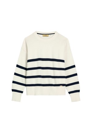 Biały sweter typu crewneck z granatowymi poziomymi paskami na klatce piersiowej i rękawach, z prążkowanymi mankietami i dołem.