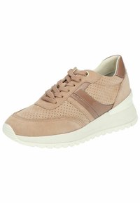 Sneaker beige in suede con dettagli perforati, accenti in pelle marrone, chiusura con lacci e suola in gomma bianca con battistrada testurizzato.