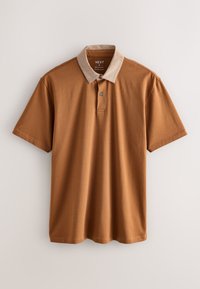 Polo marron avec un col texturé marron clair, manches courtes, patte de boutonnage à trois boutons et un logo brodé sur la poitrine.