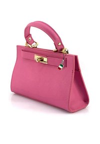 Roze leren handtas met gouden sluiting en handvat hardware, met een kleine charm met de Italiaanse vlag bevestigd aan het handvat.