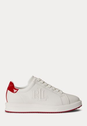 Valge nahast tennisejalanõu punase kandetahvli ja tallaga, küljele pressitud "RL" logoga ning valgete paeltega, näidatud profiilvaates.