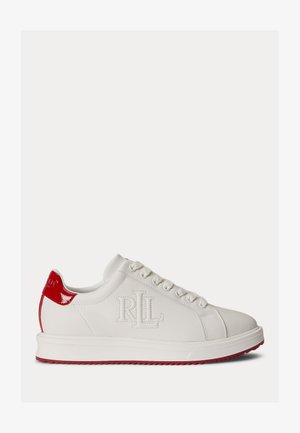 Witte leren sneaker met rode hielklep en zool, met het gegraveerde "RL"-logo aan de zijkant en witte veters, getoond in profiel.