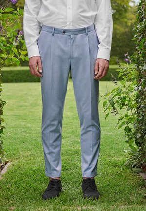 Himmelblaue Hose mit flachem Front, slim fit und aufgerollten Säumen. Hergestellt aus einem glatten Stoff, ausgestattet mit einem einzelnen Knopfverschluss und Gürtelschlaufen.