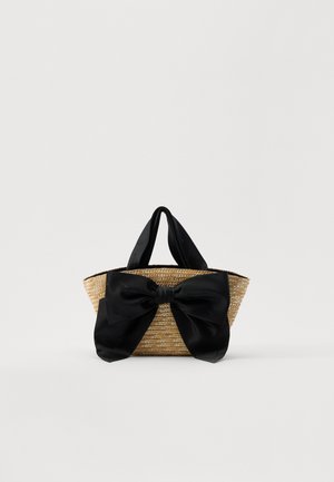 Kudottu olkihenkäri mustalla satiinirusetilla. Ominaisuudet: kaksi kangaskahvaa ja avoin yläpinta. Teksturoitu luonnonmateriaali.