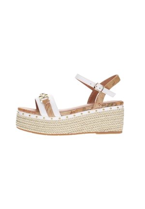 Sandali platform bianchi con suola in juta intrecciata, cinturino alla caviglia regolabile, dettaglio in fibbia dorata e sottopiede in pelle color tan.