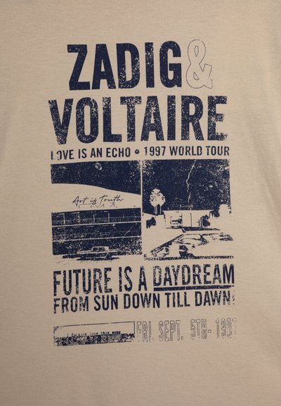 T-shirt en coton beige avec un graphic imprimé en bleu présentant le nom du groupe, les détails de la tournée, et des images abstraites dans un style usé.
