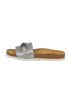 Sandale à glissière argentée avec une tige en synthétique lisse, un footbed en liège et une semelle en caoutchouc. Présente un accent de boucle décoratif sur la sangle.