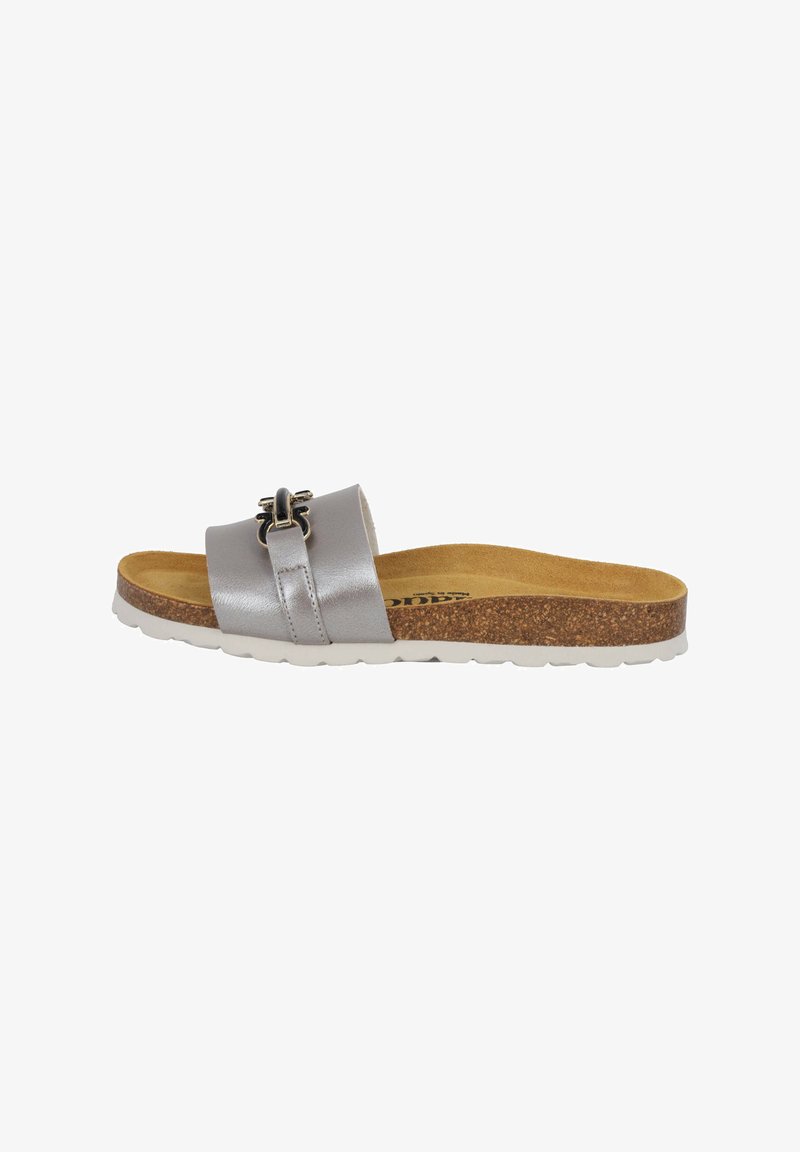 Sølv slide sandal med en glat syntetisk overdel, korkfodersål og gummiydersål. Har en dekorativ spændeaccent på stroppen.