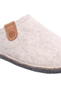 Ciabatta in felt di un beige chiaro con etichetta in pelle marrone. Forma arrotondata e suola grigia. Texture morbida, design semplice, senza motivi visibili.