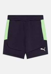 Shorts de sport Puma en bleu marine avec des panneaux latéraux verts, taille élastique et logo stylisé blanc en bas à droite. Tissu lisse et léger.