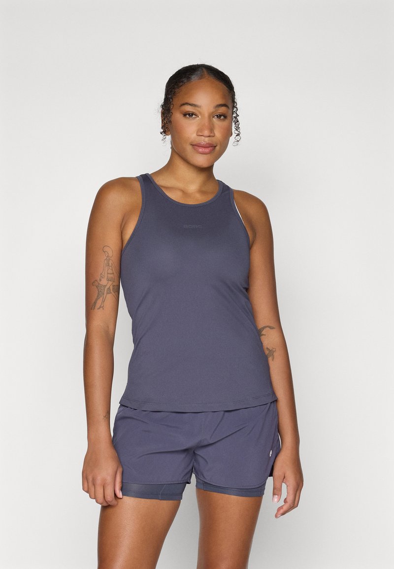 Mørkegrå atletisk tank top med rund hals, tettsittende silhuett og subtil logo. Kombinert med matchende shorts med en komfortabel midjebånd.