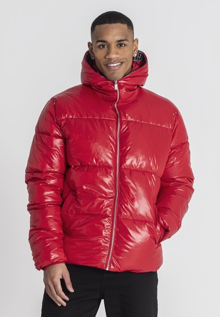 Rote Daunenjacke mit glänzendem Finish, hohem Kragen und Frontreißverschluss. Sie hat seitliche Taschen und ein gestepptes Muster.