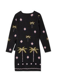 Robe noire à manches longues avec des palmiers verts et des motifs géométriques rose, rouge et blanc dispersés sur le tissu.