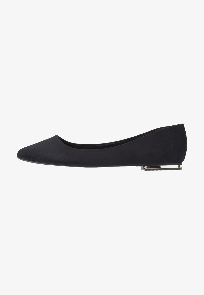 Chaussure plate noire à bout pointu, fabriquée en tissu lisse. Elle présente un accent métallique sur le talon, avec une silhouette minimaliste.
