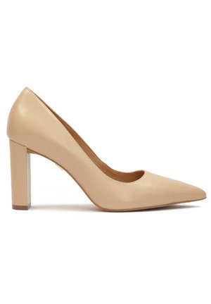 Décolleté beige in pelle con punta affusolata, dalla superficie liscia, con lati aperti e tacco spesso. Il tacco presenta un leggero accento traslucido.