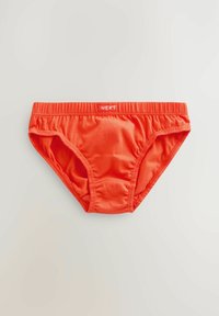Czerwone bawełniane majtki bikini z elastycznym pasem w talii. Posiadają marszczenia po bokach oraz nazwę marki "NEXT" umieszczoną z tyłu.