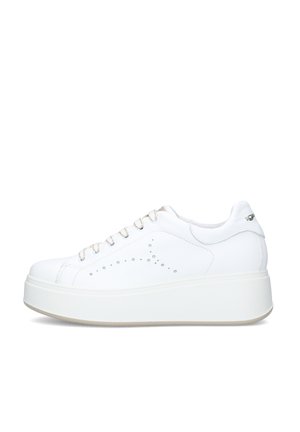 Sneaker platform bianco con suola spessa, perforazioni laterali a forma di stella e lacci bianchi con dettagli metallici.