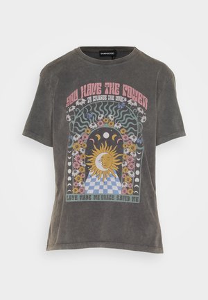 Graues Baumwoll-T-Shirt mit kurzen Ärmeln, das ein buntes grafisches Design der Sonne, Blumen und Text in Pink, Grün und Blau zeigt.