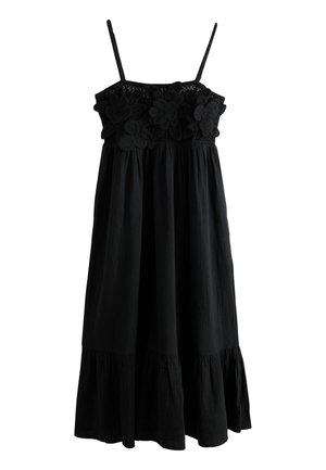 Schwarzes ärmelloses Midikleid mit dünnen Trägern, floralem Spitzen-Detail auf der Brust und gerafftem Stoff am Saum.