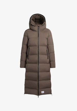 Lange bruine pufferjas met een capuchon, voorzien van een ritssluiting aan de voorkant, twee zijzakken en zwarte ritsen. De stof heeft een gladde, matte textuur.