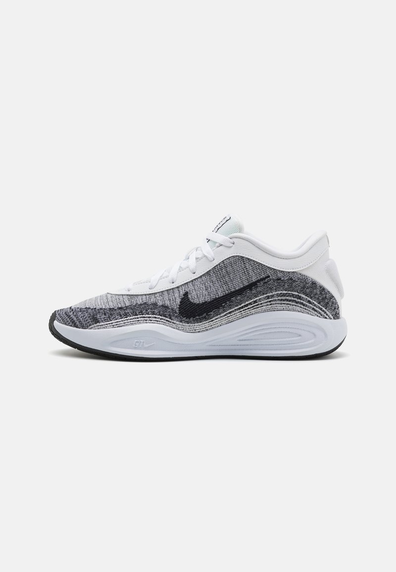Chaussure de sport blanche avec un dessus en tissu gris texturé, un swoosh Nike noir, et une semelle intermédiaire épaisse blanche avec une semelle extérieure noire.