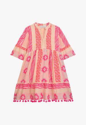 Rosa gemustertes Kleid mit kurzen Ärmeln, V-Ausschnitt, mit geometrischen Mustern und Pompon-Besatz am Saum. Leichter Stoff mit fließender Silhouette.