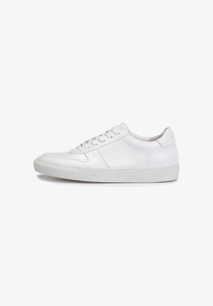 Weiße Leder-Sneaker mit niedrigem Profil, runder Zehenpartie, sechs Ösen und flachen Schnürsenkeln. Verfügt über eine strukturierte Sohle und dezente Nähdetails.