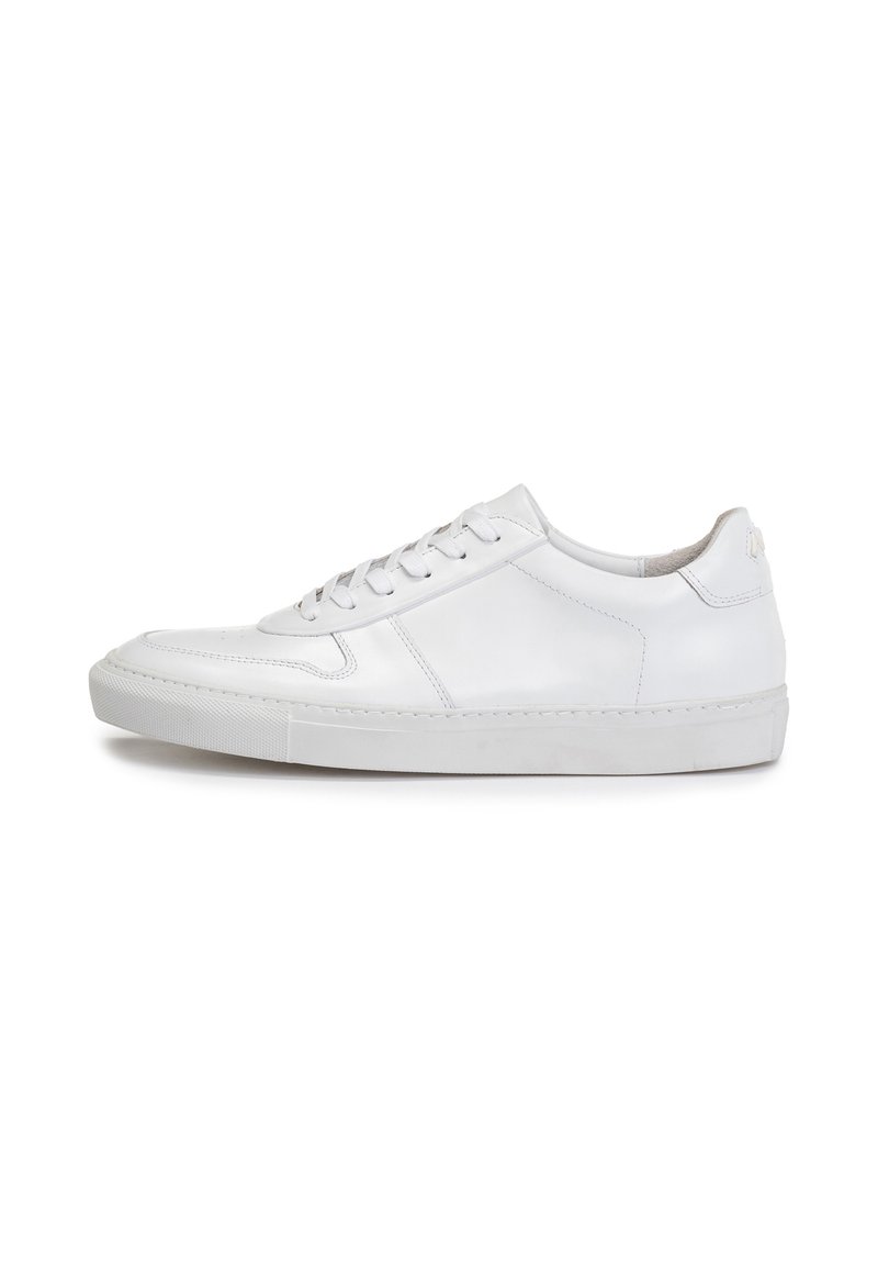 Sneaker in pelle bianca con profilo basso, punta tondeggiante, sei occhielli e lacci piatti. Presenta una suola testurizzata e dettagli di cucitura discreti.