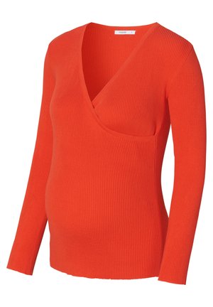 Geribbelde oranje zwangerschapsblouse met een diepe V-hals, lange mouwen en een getailleerde pasvorm, ontworpen voor comfort en stijl tijdens de zwangerschap.