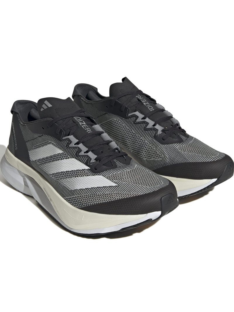 Chaussures de sport noires et grises dotées d'un dessus en mesh, de trois rayures blanches, d'une semelle amortissante et d'un design épuré.
